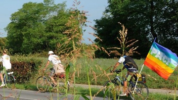 In bicicletta tra i Kaki contro le atomiche
