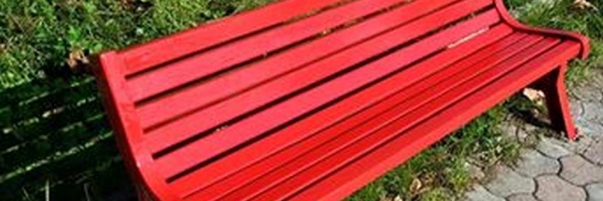 Una panchina rossa a Concesio