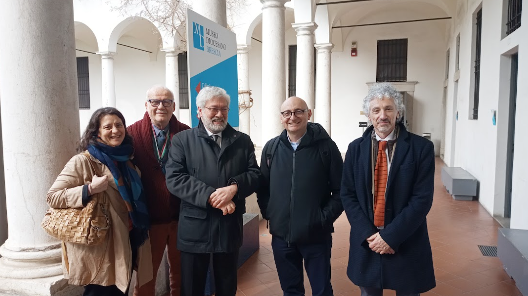 Don Bruno Bignami in visita alla mostra 