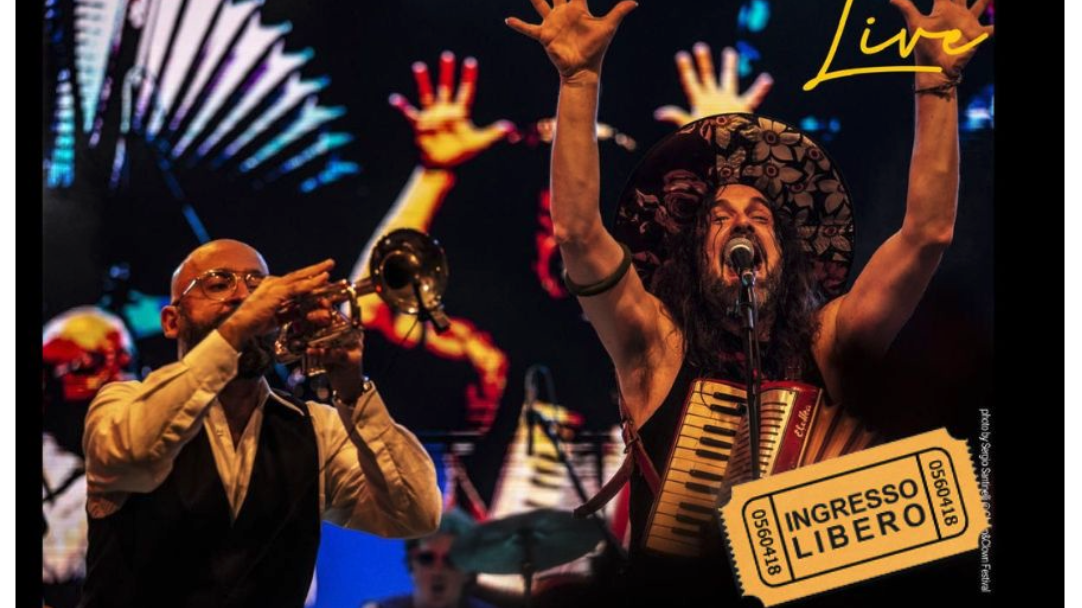 Luca Bassanese e la piccola orchestra popolare a Brescia