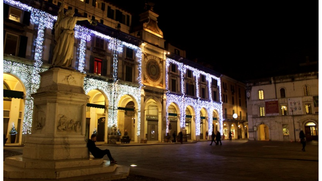 Attraversare la notte. Camminata nel centro di Brescia